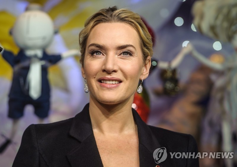 케이트 윈즐릿 "베드신서 노출된 통통한 뱃살 보정 거부"