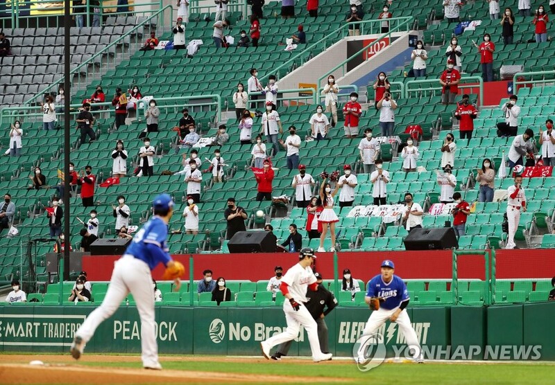 KBO asks gov't to ease COVID-19 protocols for fans at stadiums