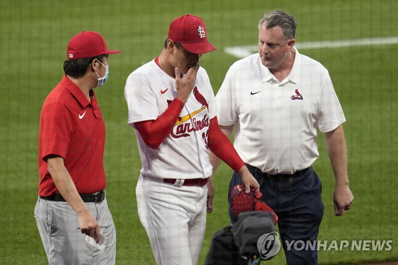 (LEAD) Cardinals' Kim Kwang-hyun exits game early with back injury