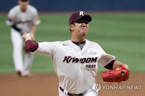Down 3 starters, KBO's Landers sign ex-top rookie Shin Jae-young
