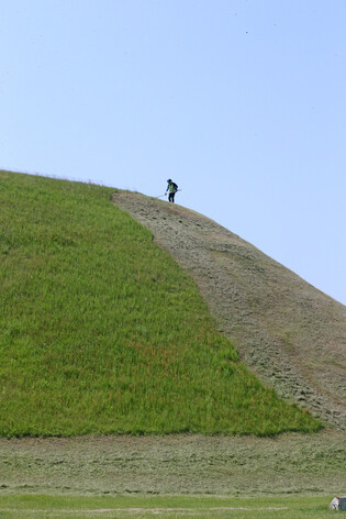 [K-Geography] Tidying up old tomb in ancient city