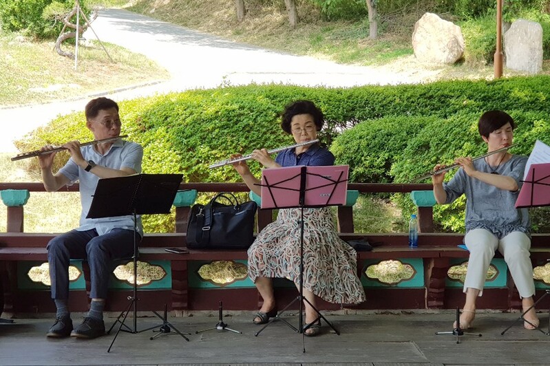 쓰레기 줍기에서 낭만 선사 공연단으로…남원시 '춘향악단' 화제