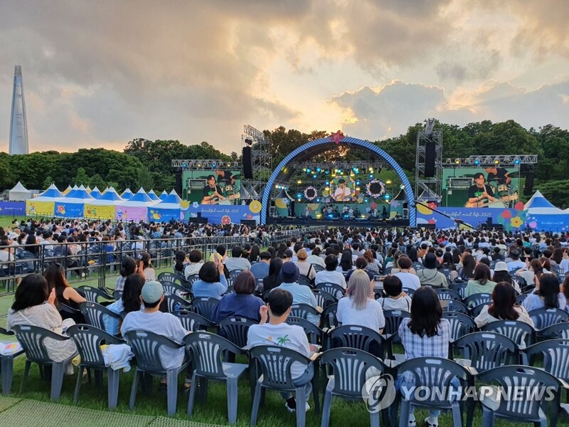 코로나 검사는 필수·함성 대신 박수…4천 관객 맞은 '뷰민라'