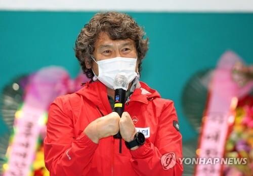 Fingerless Korean becomes world's 1st disabled person to climb all 14 Himalayan peaks