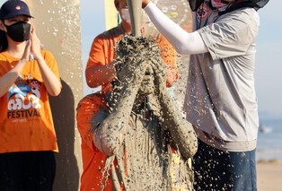 Eve of Boryeong mud fest