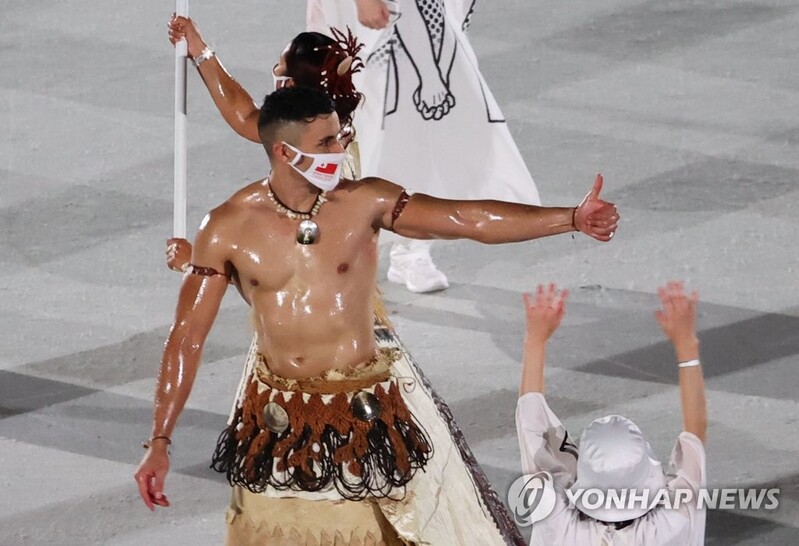 [올림픽] 개회식 스타 '통가 근육맨', 마스크 쓴 채로 '엄지 척'