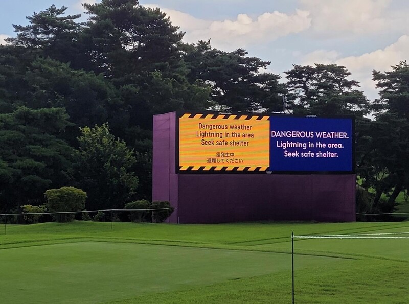 [올림픽] 쨍쨍하던 가스미가세키 골프장, 낙뢰 위험으로 남자 1R 중단