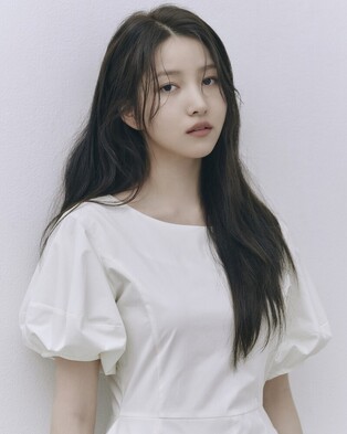 GFRIEND Sowon, now Kim So-jung, holds hands with IOK Company