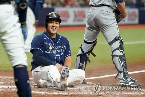 최지만, 안타 없이 볼넷 2개…타율 0.249↓