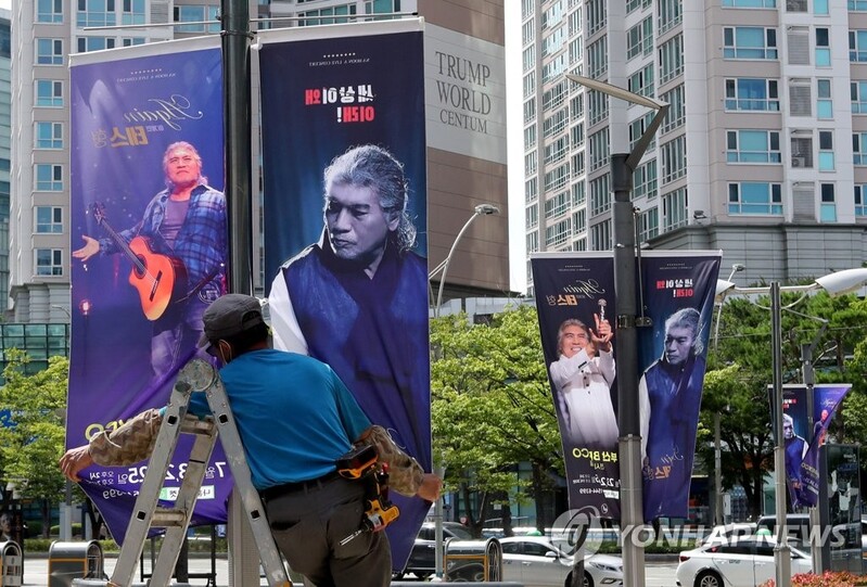 나훈아, '테스형' 부산공연 재연기…"10∼12월로 변경"