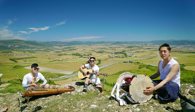 산티아고 순례길서 전통음악의 길을 묻다…다큐 '상자루의 길'