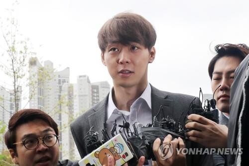 Singer-actor Park Yoo-chun embroiled in dispute with his new agency