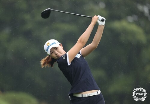 KLPGA 이가영 "역전패 아픔 잊었다"…한화클래식 선두(종합)