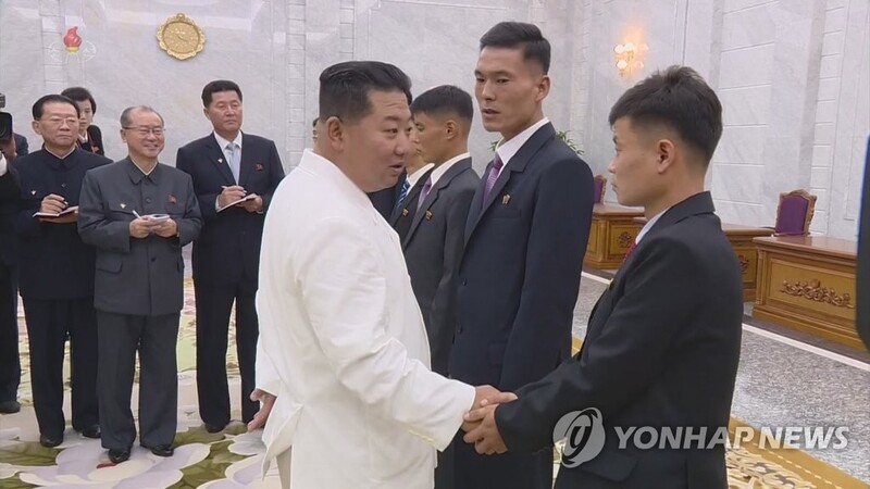 북한매체, '떳떳지 못한 과거 가진 청년' 포용한 김정은 홍보