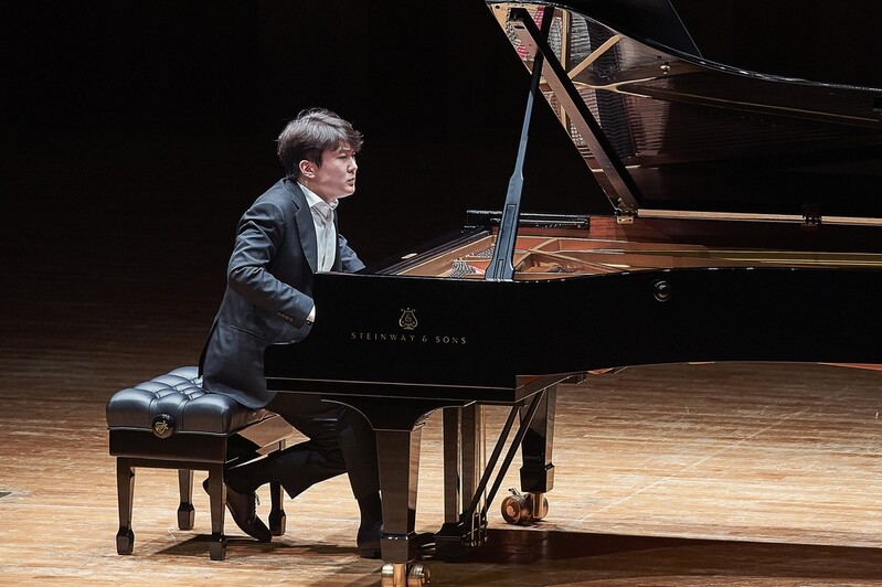 쇼팽으로 돌아와 가을밤 적신 조성진, 야나체크·라벨도 선물