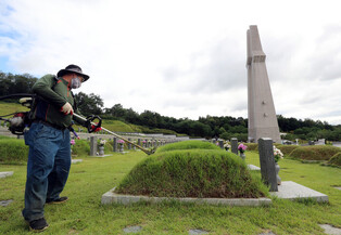[K-Geography] Tidying up tombs ahead of holiday