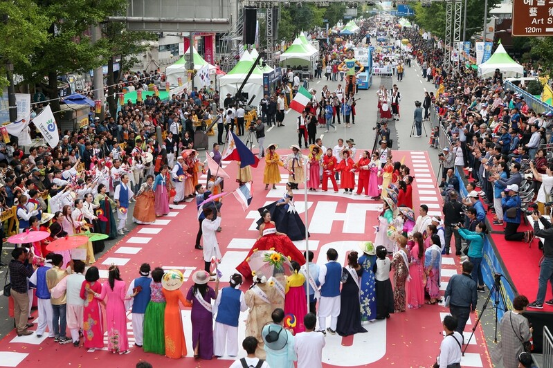광주 추억의 충장축제 2년만에 돌아왔다…'비대면 병행' 개최