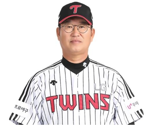 위기의 LG, 코치진 개편…황병일 2군 감독, 1군 수석코치로