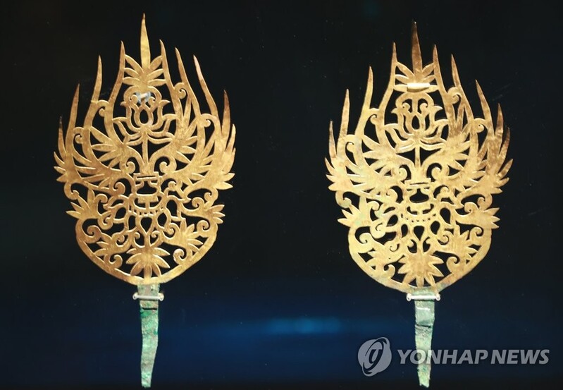 (LEAD) All artifacts from Baekje king's tomb go on display for first time