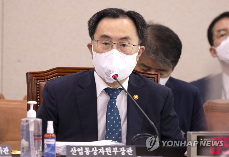 Seoul to closely monitor Washington's info-sharing request on chipmakers
