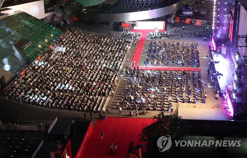 (2nd LD) Stars return to red carpet as Busan film fest opens in near normal