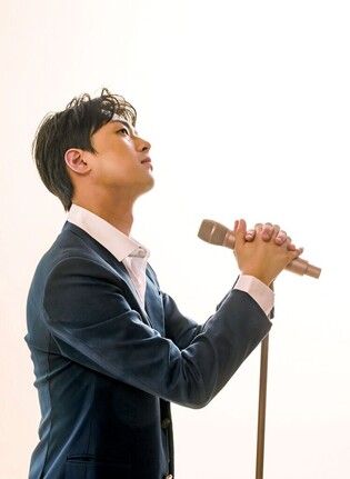 Trot singer Lee Chan-won's 1st EP '...Gift' surpasses 100 thousand pre-orders