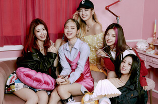 ITZY to release special edition for 1st regular LP... 'SWIPE' MV reaches 10 mln YouTube views