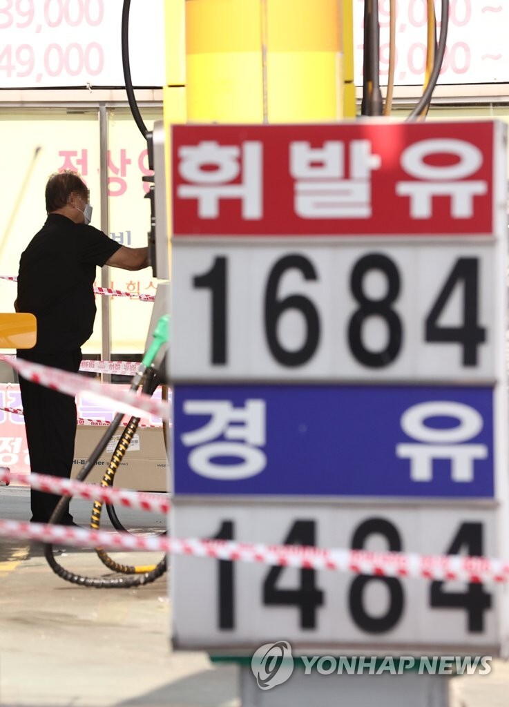 (LEAD) S. Korea considering temporary fuel tax cut amid surging gasoline prices