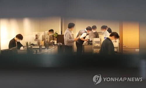 (LEAD) Prosecutors raid Seongnam mayor's office over urban development corruption scandal
