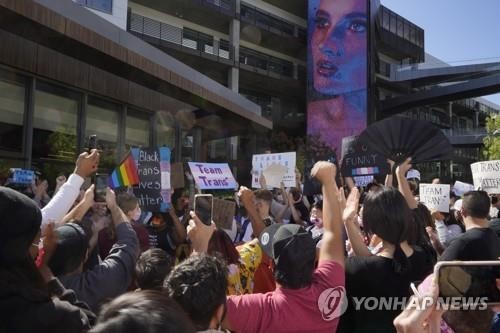 '오겜'에 웃은 넷플릭스, '트랜스 혐오' 코미디쇼로 울상