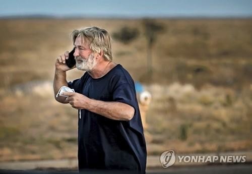 볼드윈, 촬영감독 사망에 "가슴 찢어져"…총기 규제론 부글(종합)