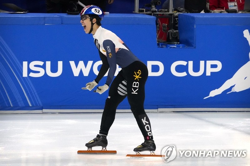 쇼트트랙 황대헌 월드컵 1,000ｍ 우승…한국 남자 첫 메달(종합)