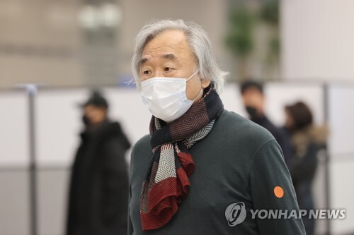 Pianist Paik challenges news report on ailing actress wife