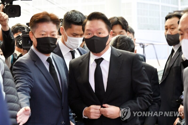 SK Group chief pays respects over death of late ex-President Roh