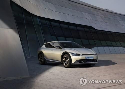 (LEAD) Kia Q3 net jumps on base effect, chip woes remain