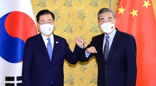 (LEAD) S. Korea, China FMs discuss end-of-war declaration, cultural issues in Rome