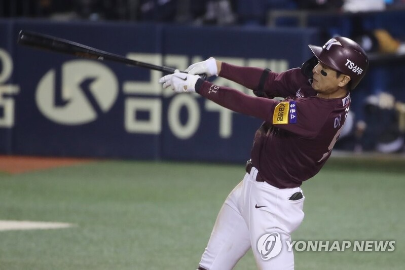 (LEAD) KBO batting champ delivers clutch hit in memorable postseason game
