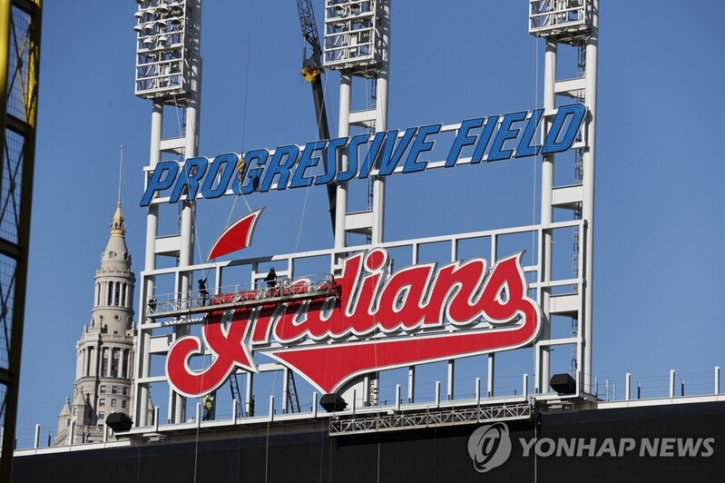 '굿바이! 인디언스'…MLB 클리블랜드, 홈구장 사인판 철거 시작
