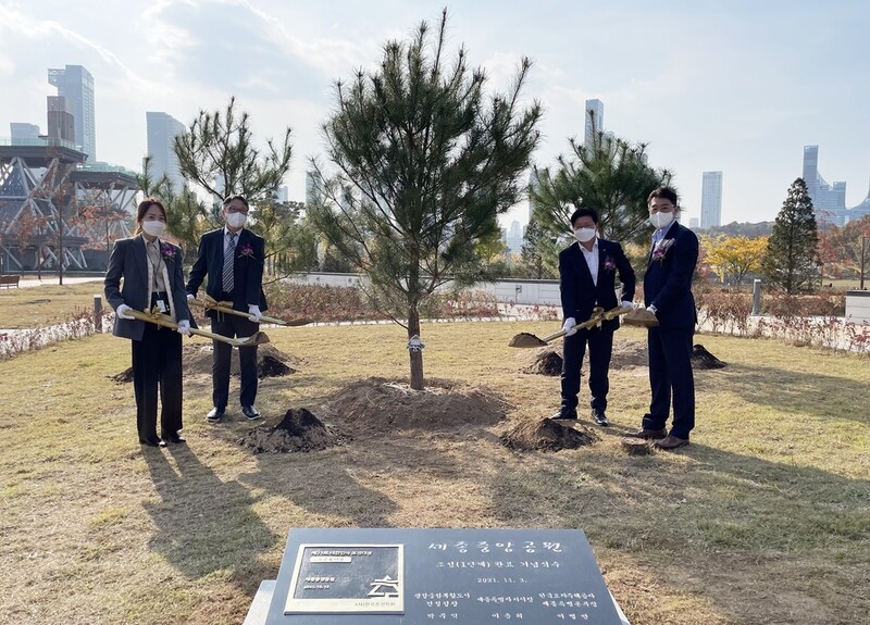 [픽! 세종] 중앙공원서 천연기념물 정이품송 자목 기념식수