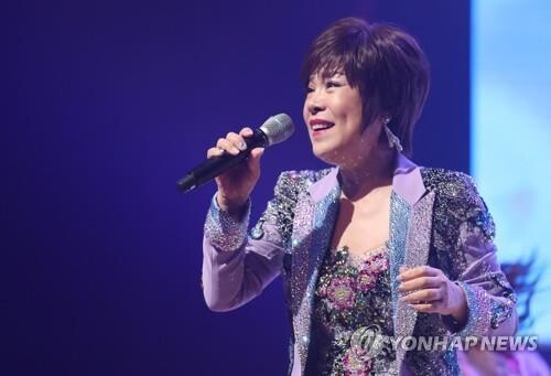 이용섭 광주시장, 김연자 만나 "'무조건 광주로' 대히트했으면"