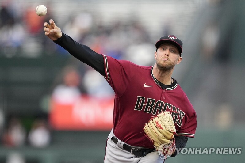 KBO 출신 켈리, 내년에도 애리조나맨…525만 달러 팀 옵션 행사