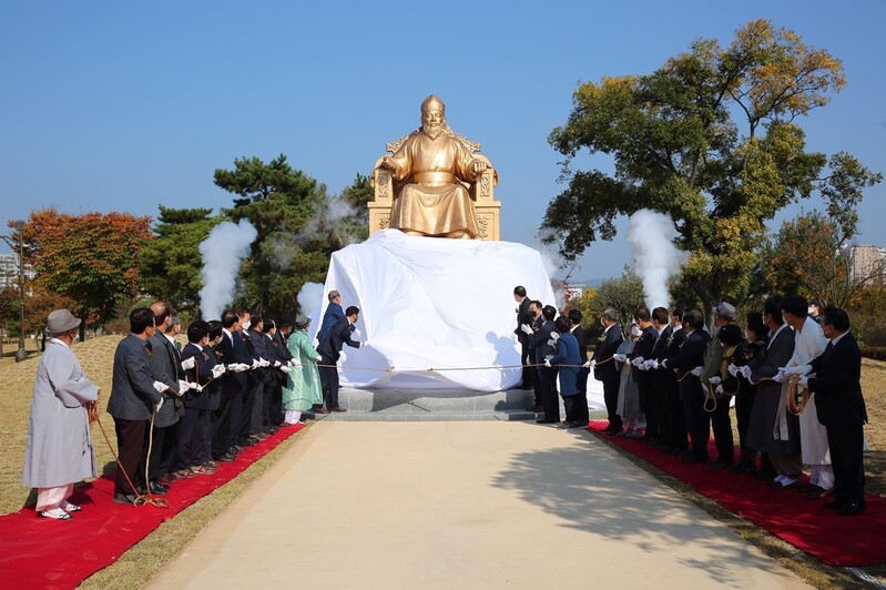 신라 시조 박혁거세 동상 경주 황성공원에 건립