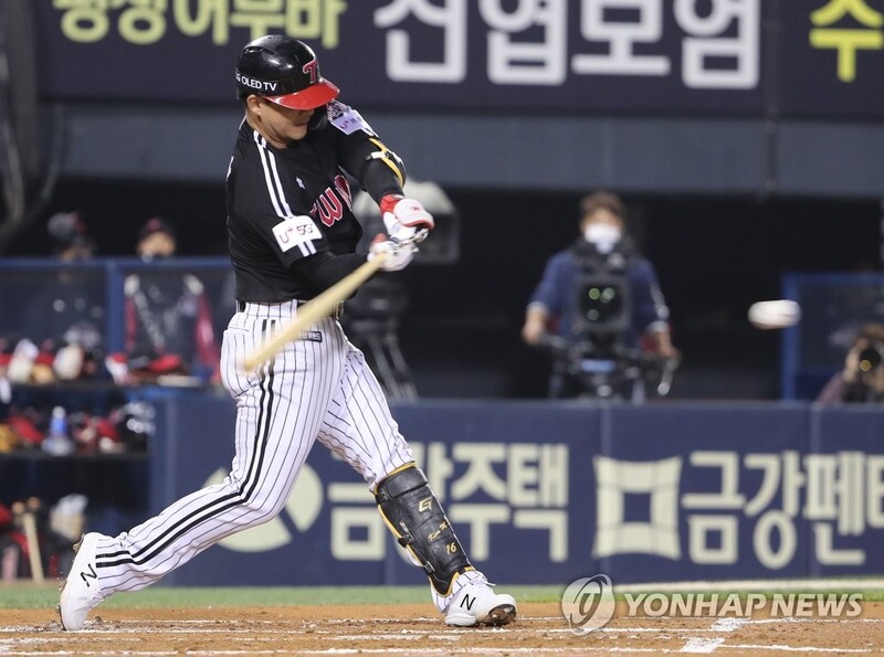 Veteran goes from goat to hero, starter stays perfect to keep Twins alive in KBO postseason