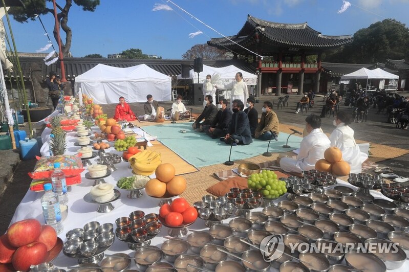 제주 관덕정서 신축항쟁 주역 세 장두 기리는 추모굿 열려