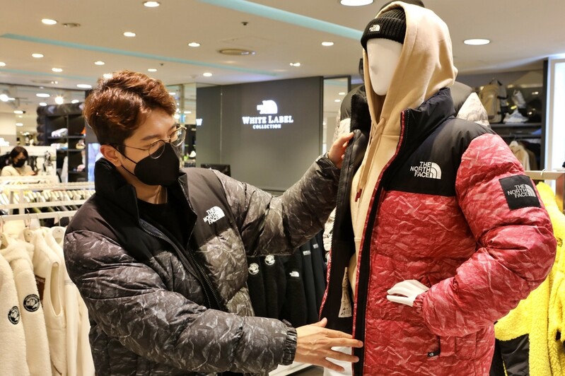 일찍 찾아온 추위…패딩 등 겨울 의류에 공들이는 백화점
