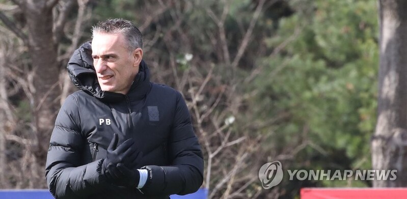 (LEAD) Nat'l football coach unfazed by lack of training time before World Cup qualifiers