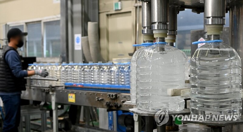 (LEAD) Gov't to place emergency controls, cut tariffs on urea solution: PM