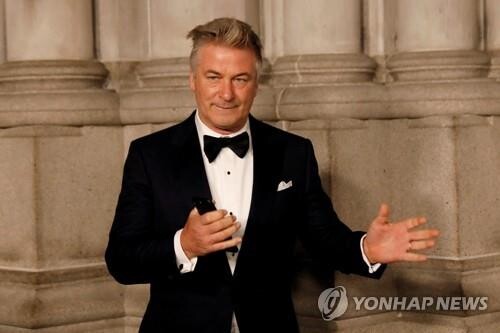 알렉 볼드윈, 촬영장 총격 사망 사고로 '징벌적 손해배상' 피소