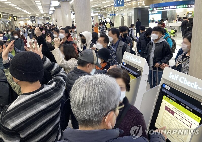 (LEAD) Computer failure causes massive disruption of budget carrier service