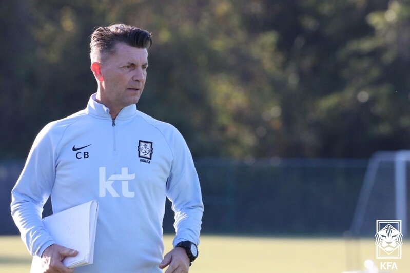 Women's nat'l football head coach Bell hospitalized with COVID-19